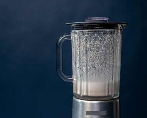Blender met een milkshake in de kan