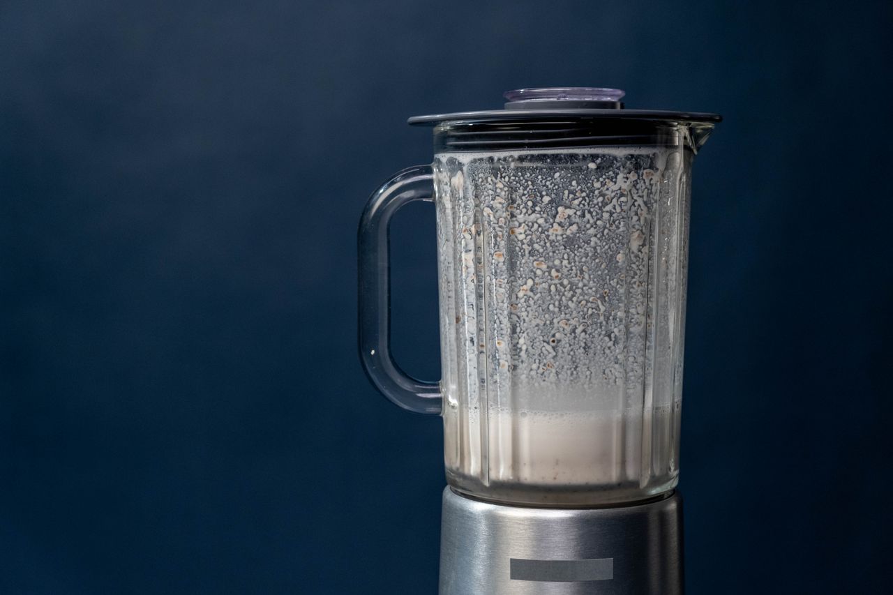 Blender met een milkshake in de kan