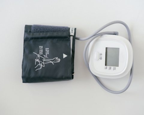 Digitale bloeddrukmeter met manchet