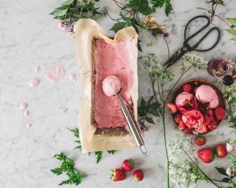 Zelfgemaakt aardbeienijs met verse aardbeien
