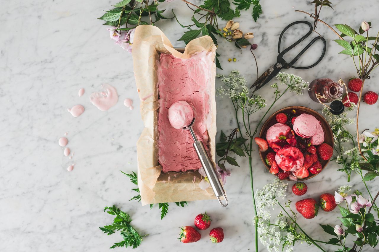 Zelfgemaakt aardbeienijs met verse aardbeien