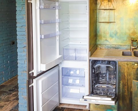 Geopende koelkast in een keuken