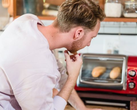 Brood bakken in een kleine vrijstaande oven