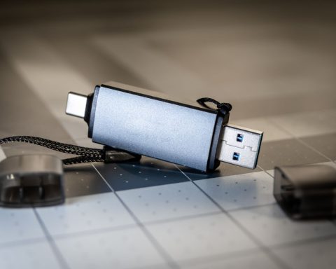 Kleine usb-stick met USB-A en USB-C