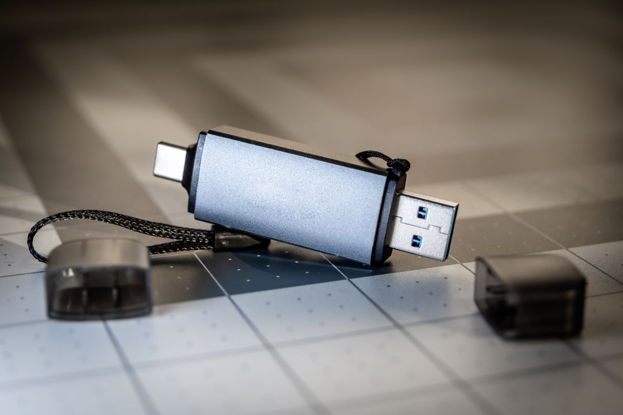 Kleine usb-stick met USB-A en USB-C