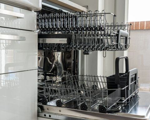 Geopende lege vaatwasser in een keuken