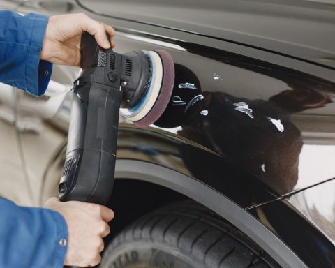 Autolak polijsten met een polijstmachine