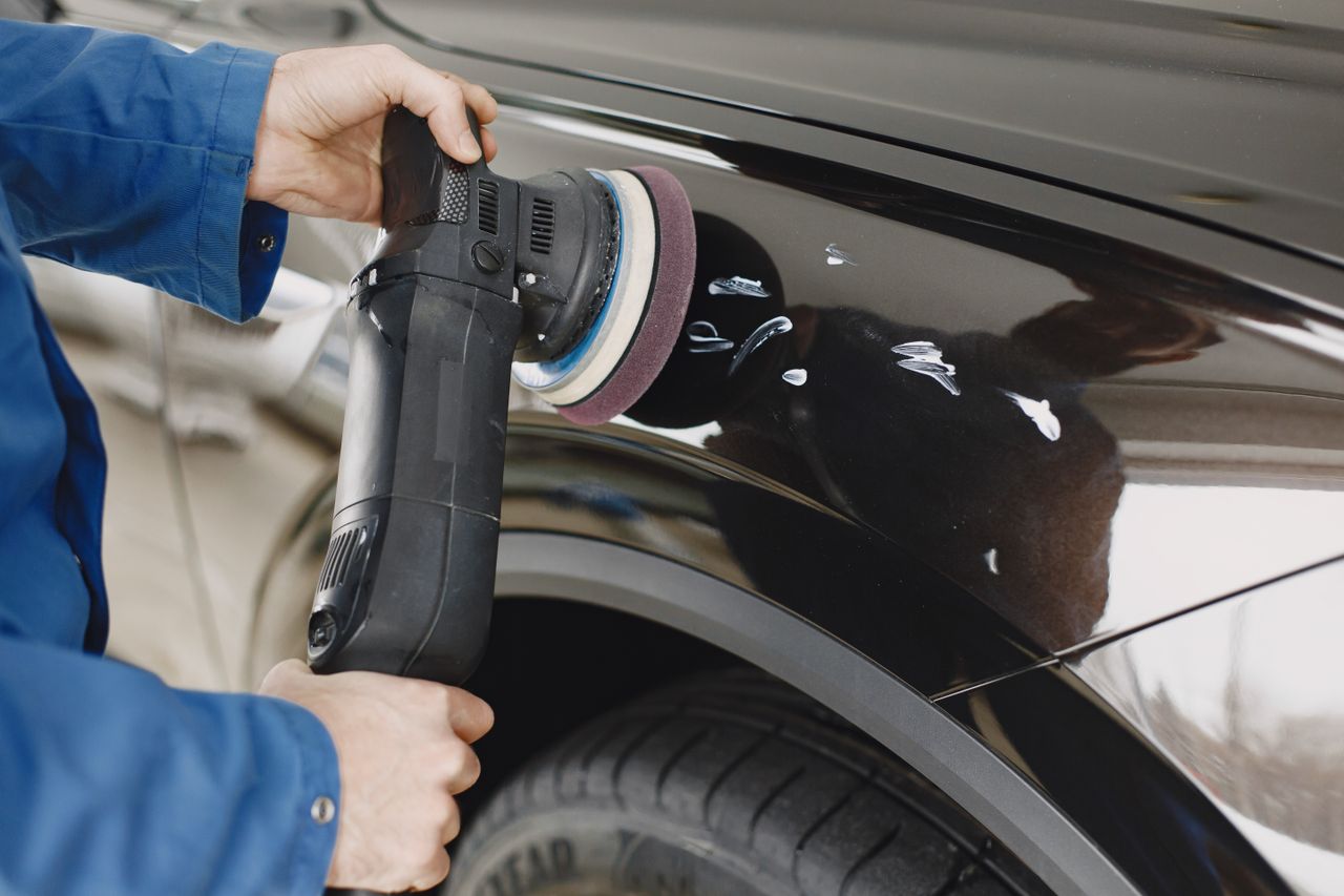 Autolak polijsten met een polijstmachine