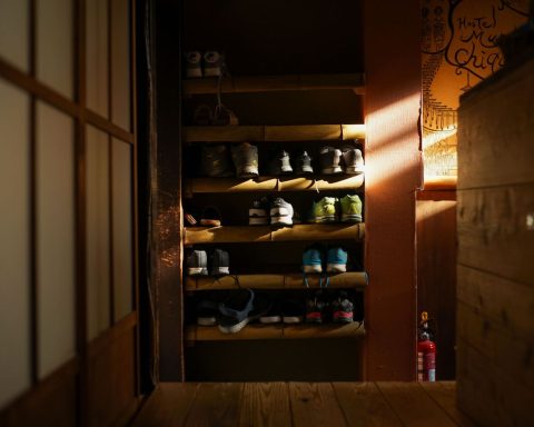 Sneakers op een houten schoenenrek