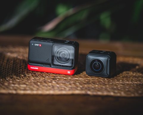 Twee kleine actioncamera’s op een houten tafel