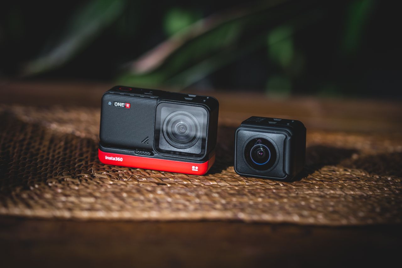 Twee kleine actioncamera’s op een houten tafel