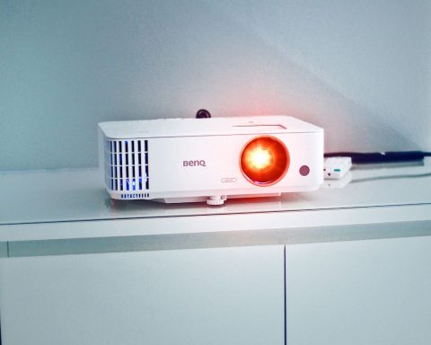 Witte projector op een kast