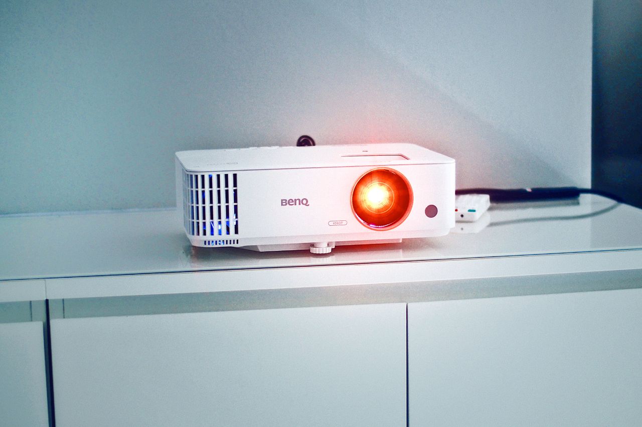 Witte projector op een kast